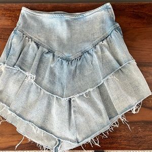 MOTHER Denim skirt with ruffles. Flattering cut